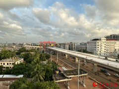 将合龙的跨度90米的大跨钢构桥梁采用挂篮悬灌梁